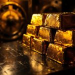 Des barres d'or empilées dans un coffre-fort, mettant en évidence leur brillance métallique et le cadre sécurisé d'un environnement de banque.